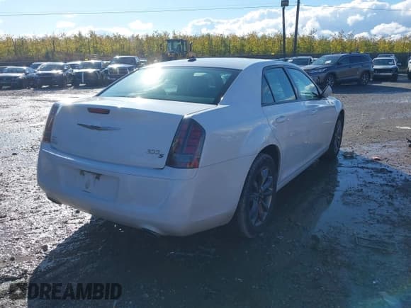 ✅ 2014 Chrysler 300 S • VIN: 2C3CCAGG5EH353032 • Lot: 43591067. Listed on IAAI with 131,836 mi. Free auction sales archive from the USA and detailed vehicle history report at DreamBid. Image 4.