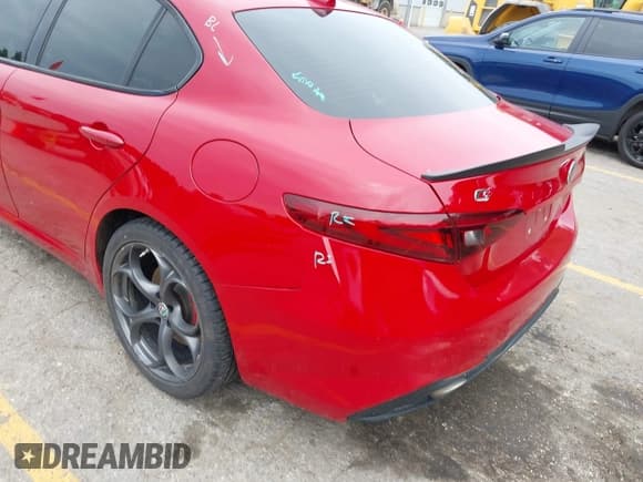✅ 2018 Alfa Romeo Giulia Ti Sport • VIN: ZARFAEEN1J7567230 • Lot: 42557668. Listed on IAAI with 54,363 mi. Free auction sales archive from the USA and detailed vehicle history report at DreamBid. Image 19.