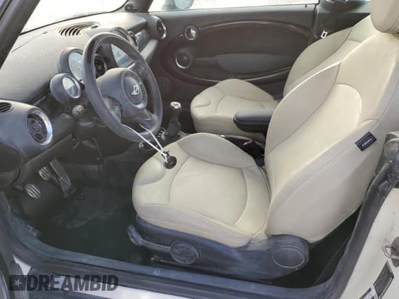 ✅ 2011 MINI Convertible S • VIN: WMWZP3C52BTX84031 • Лот: 74060254. Опубликован ранее на Copart с пробегом Не указан. Бесплатный доступ к архиву аукционных продаж из США и подробный отчёт об истории автомобиля на DreamBid. Изображение 7.