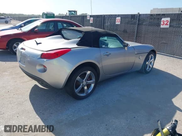 ✅ 2008 Pontiac Solstice • VIN: 1G2MC35B68Y133240 • Lot: 42634013. Wystawiony na IAAI z przebiegiem Nie podano. Bezpłatny archiwum sprzedaży aukcyjnych z USA i szczegółowy raport historii pojazdu na DreamBid. Zdjęcie 4.