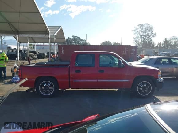 2006 GMC Sierra 1500 SL with VIN 2GTEC13V961213861, listed as a IAAI auction lot 43417439 with 215,402 mi miles and . Bid and sale history available at DreamBid. Image 13.