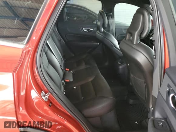 ✅ 2018 Volvo XC60 Momentum • VIN: LYV102RK1JB068834 • Lot: 93435735. Wystawiony na Copart z przebiegiem 58 456 mil. Bezpłatny archiwum sprzedaży aukcyjnych z USA i szczegółowy raport historii pojazdu na DreamBid. Zdjęcie 11.