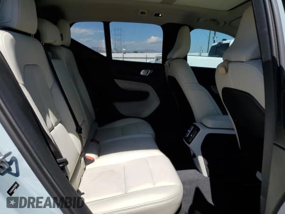✅ 2019 Volvo XC40 Momentum • VIN: YV4162UK8K2051180 • Lot: 68670265. Listed on Copart with 54,424 mi. Free auction sales archive from the USA and detailed vehicle history report at DreamBid. Image 11.