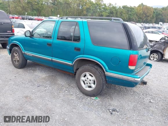 ✅ 1996 Chevrolet Blazer • VIN: 1GNDT13W3T2305670 • Lot: 43289049. Wystawiony na IAAI z przebiegiem 162 629 mil. Bezpłatny archiwum sprzedaży aukcyjnych z USA i szczegółowy raport historii pojazdu na DreamBid. Zdjęcie 3.