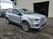 ✅ 2019 Ford Escape SE • VIN: 1FMCU9GDXKUB90699 • Lot: 82329515. Wystawiony na Copart z przebiegiem 93 094 mil. Bezpłatny archiwum sprzedaży aukcyjnych z USA i szczegółowy raport historii pojazdu na DreamBid. Zdjęcie 4.
