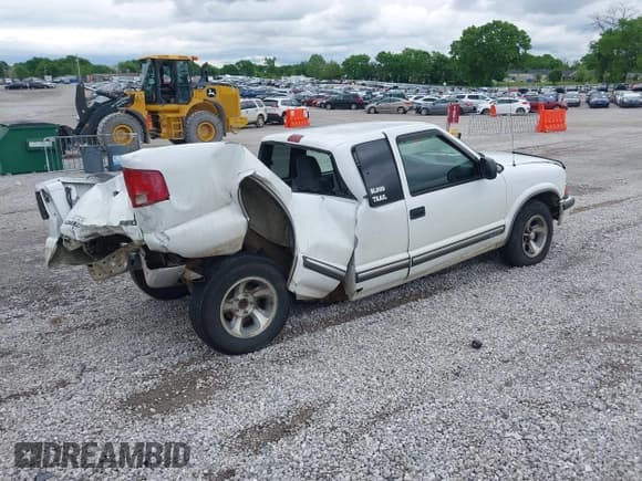 ✅ 2002 Chevrolet S-10 • VIN: 1GCCS19W228255175 • Лот: 42170832. Опубликован ранее на IAAI с пробегом 250 224 миль. Бесплатный доступ к архиву аукционных продаж из США и подробный отчёт об истории автомобиля на DreamBid. Изображение 4.