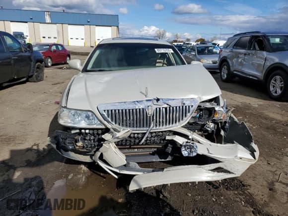 ✅ 2004 Lincoln Town Car Ultimate • VIN: 1LNHM83WX4Y688520 • Lot: 89715705. Listed on Copart with 99,872 mi. Free auction sales archive from the USA and detailed vehicle history report at DreamBid. Image 5.