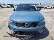 ✅ 2025 Volvo XC40 Core Bright Theme • VIN: YV4L12UJXS2569628 • Lot: 70581975. Wystawiony na Copart z przebiegiem 2 296 mil. Bezpłatny archiwum sprzedaży aukcyjnych z USA i szczegółowy raport historii pojazdu na DreamBid. Zdjęcie 5.