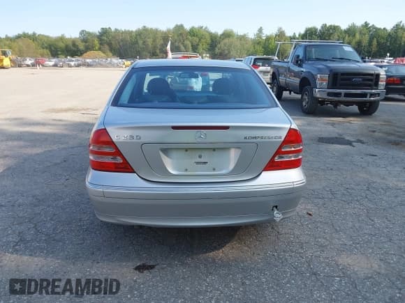 ✅ 2004 Mercedes-Benz C 230 Kompressor • VIN: WDBRF40J34A641986 • Lot: 43184046. Wystawiony na IAAI z przebiegiem 198 381 mil. Bezpłatny archiwum sprzedaży aukcyjnych z USA i szczegółowy raport historii pojazdu na DreamBid. Zdjęcie 15.
