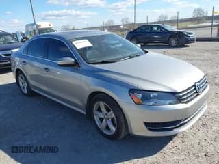 ✅ 2013 Volkswagen Passat SE • VIN: 1VWBN7A35DC044394 • Лот: 43689293. Опубликован ранее на IAAI с пробегом 74 727 миль. Бесплатный доступ к архиву аукционных продаж из США и подробный отчёт об истории автомобиля на DreamBid. Изображение 1.