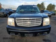 ✅ 2005 Cadillac Escalade ESV • VIN: 3GYFK66N95G222219 • Lot: 90090105. Wystawiony na Copart z przebiegiem 132 692 mil. Bezpłatny archiwum sprzedaży aukcyjnych z USA i szczegółowy raport historii pojazdu na DreamBid. Zdjęcie 5.