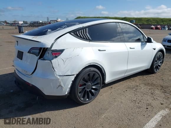 ✅ 2022 Tesla Model Y Performance • VIN: 7SAYGDEF5NF484634 • Lot: 41963038. Wystawiony na IAAI z przebiegiem 31 360 mil. Bezpłatny archiwum sprzedaży aukcyjnych z USA i szczegółowy raport historii pojazdu na DreamBid. Zdjęcie 4.