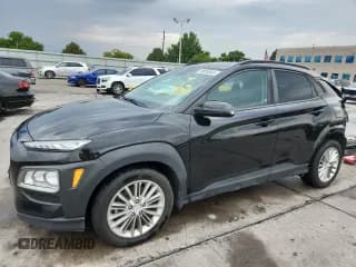 ✅ 2018 Hyundai Kona SEL • VIN: KM8K2CAA3JU089080 • Лот: 70314645. Опубликован ранее на Copart с пробегом 98 649 миль. Бесплатный доступ к архиву аукционных продаж из США и подробный отчёт об истории автомобиля на DreamBid. Изображение 1.