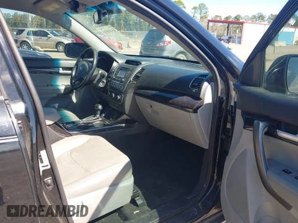 ✅ 2015 Kia Sorento LX • VIN: 5XYKT3A60FG633394 • Lot: 43468565. Listed on IAAI with 186,355 mi. Free auction sales archive from the USA and detailed vehicle history report at DreamBid. Image 5.