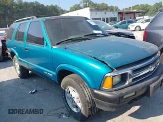 ✅ 1995 Chevrolet Blazer • VIN: 1GNDT13W9SK201781 • Lot: 43080590. Wystawiony na IAAI z przebiegiem 140 231 mil. Bezpłatny archiwum sprzedaży aukcyjnych z USA i szczegółowy raport historii pojazdu na DreamBid. Zdjęcie 1.