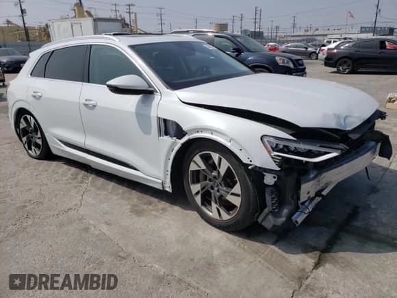 ✅ 2022 Audi e-tron Premium • VIN: WA1AAAGEXNB004197 • Lot: 53090613. Wystawiony na Copart z przebiegiem 18 865 mil. Bezpłatny archiwum sprzedaży aukcyjnych z USA i szczegółowy raport historii pojazdu na DreamBid. Zdjęcie 4.