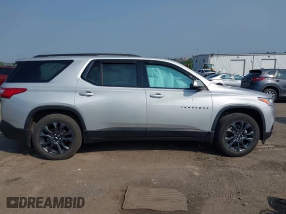 ✅ 2021 Chevrolet Traverse RS • VIN: 1GNEVJKW2MJ239524 • Lot: 42457194. Wystawiony na IAAI z przebiegiem 25 535 mil. Bezpłatny archiwum sprzedaży aukcyjnych z USA i szczegółowy raport historii pojazdu na DreamBid. Zdjęcie 12.