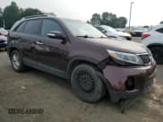 ✅ 2015 Kia Sorento LX • VIN: 5XYKT4A78FG581706 • Lot: 67238725. Wystawiony na Copart z przebiegiem 149 315 mil. Bezpłatny archiwum sprzedaży aukcyjnych z USA i szczegółowy raport historii pojazdu na DreamBid. Zdjęcie 4.