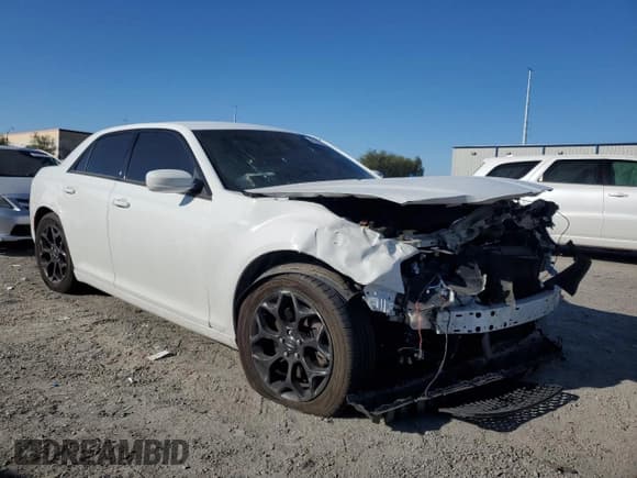 ✅ 2019 Chrysler 300 S • VIN: 2C3CCAGG7KH542812 • Lot: 81995905. Wystawiony na Copart z przebiegiem 114 515 mil. Bezpłatny archiwum sprzedaży aukcyjnych z USA i szczegółowy raport historii pojazdu na DreamBid. Zdjęcie 4.