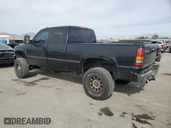 ✅ 2007 GMC Sierra 2500HD SLE1 • VIN: 1GTHK29D37E106700 • Лот: 51186525. Опубликован ранее на Copart с пробегом 392 749 миль. Бесплатный доступ к архиву аукционных продаж из США и подробный отчёт об истории автомобиля на DreamBid. Изображение 2.