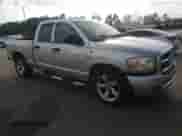 2006 Dodge 1500 SLT z VIN 1D7HA18296J101851, wystawiony jako Copart lot #73174324 z przebiegiem 178 868 mil mil oraz Czysty tytuł • Clean title. Historia ofert i sprzedaży dostępna na DreamBid. Obrazek 4.