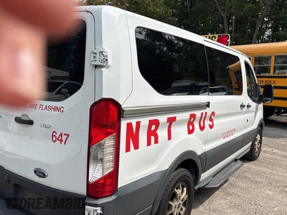 ✅ 2015 Ford Transit XL • VIN: 1FMZK1YM2FKB13584 • Lot: 81242185. Wystawiony na Copart z przebiegiem 229 910 mil. Bezpłatny archiwum sprzedaży aukcyjnych z USA i szczegółowy raport historii pojazdu na DreamBid. Zdjęcie 4.