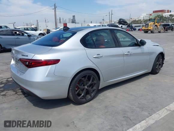 ✅ 2020 Alfa Romeo Giulia • VIN: ZARFAMAN5L7632048 • Lot: 42034271. Wystawiony na IAAI z przebiegiem 23 566 mil. Bezpłatny archiwum sprzedaży aukcyjnych z USA i szczegółowy raport historii pojazdu na DreamBid. Zdjęcie 4.