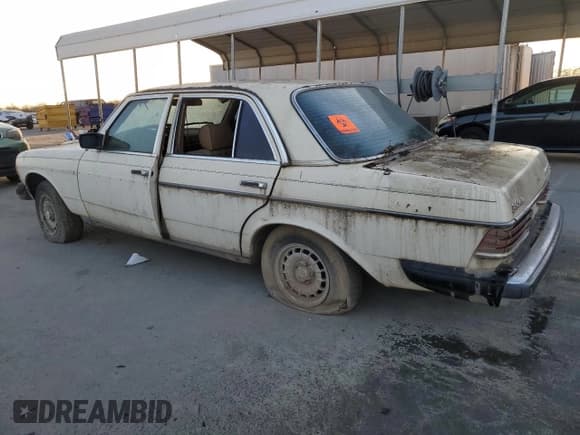 ✅ 1982 Mercedes-Benz 300 D • VIN: WDBAB33A8CB003398 • Lot: 86924884. Listed on Copart with 364,402 mi. Free auction sales archive from the USA and detailed vehicle history report at DreamBid. Image 2.