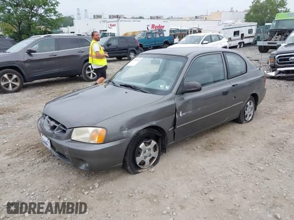 2001 Hyundai Accent GS z VIN KMHCG35CX1U084668, wystawiony jako IAAI lot #42901263 z przebiegiem 129 889 mil mil oraz . Historia ofert i sprzedaży dostępna na DreamBid. Obrazek 2.