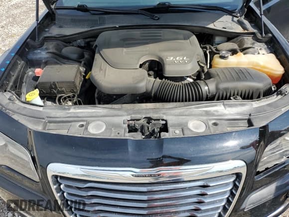 ✅ 2013 Chrysler 300 S • VIN: 2C3CCAGG7DH528153 • Lot: 67954395. Wystawiony na Copart z przebiegiem 183 190 mil. Bezpłatny archiwum sprzedaży aukcyjnych z USA i szczegółowy raport historii pojazdu na DreamBid. Zdjęcie 11.