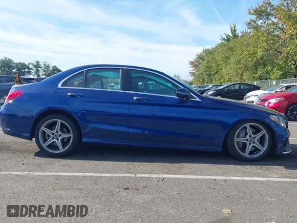 ✅ 2017 Mercedes-Benz C 300 • VIN: 55SWF4KB7HU223582 • Лот: 43371690. Опубликован ранее на IAAI с пробегом 76 374 миль. Бесплатный доступ к архиву аукционных продаж из США и подробный отчёт об истории автомобиля на DreamBid. Изображение 13.