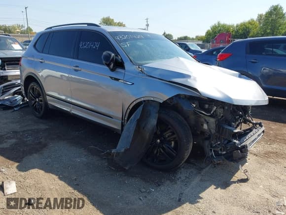 ✅ 2022 Volkswagen Tiguan SE R-Line Black • VIN: 3VV8B7AX0NM002130 • Лот: 43201424. Опубликован ранее на IAAI с пробегом 27 739 миль. Бесплатный доступ к архиву аукционных продаж из США и подробный отчёт об истории автомобиля на DreamBid. Изображение 1.