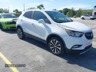 ✅ 2018 Buick Encore Preferred II • VIN: KL4CJBSB1JB630243 • Lot: 42884580. Wystawiony na IAAI z przebiegiem Nie podano. Bezpłatny archiwum sprzedaży aukcyjnych z USA i szczegółowy raport historii pojazdu na DreamBid. Zdjęcie 1.