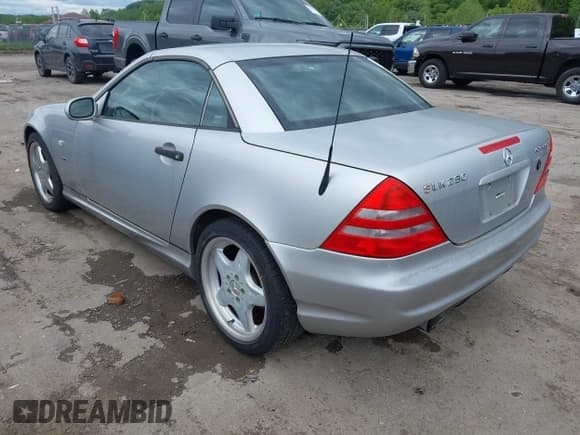 ✅ 1999 Mercedes-Benz SLK 230/320 • VIN: WDBKK47F0XF100495 • Lot: 42330438. Listed on IAAI with 114,479 mi. Free auction sales archive from the USA and detailed vehicle history report at DreamBid. Image 3.