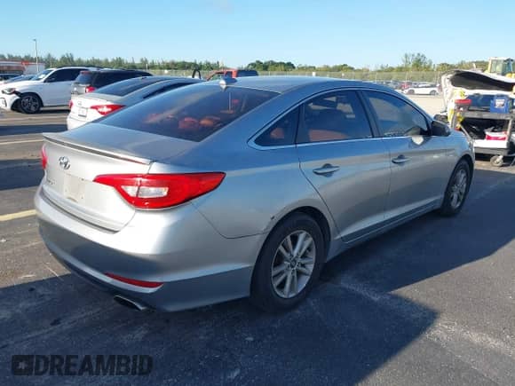 2015 Hyundai Sonata SE z VIN 5NPE24AF3FH132305, wystawiony jako IAAI lot #43336839 z przebiegiem 114 706 mil mil oraz . Historia ofert i sprzedaży dostępna na DreamBid. Obrazek 4.
