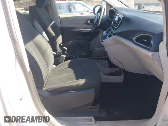 ✅ 2018 Chrysler Pacifica LX • VIN: 2C4RC1CG0JR158598 • Lot: 43314164. Wystawiony na IAAI z przebiegiem 118 344 mil. Bezpłatny archiwum sprzedaży aukcyjnych z USA i szczegółowy raport historii pojazdu na DreamBid. Zdjęcie 5.