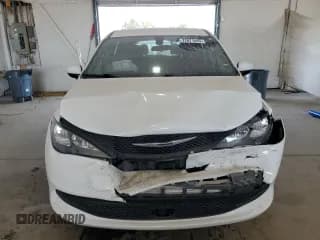 ✅ 2022 Chrysler Voyager LX • VIN: 2C4RC1CG4NR226939 • Lot: 72071445. Wystawiony na Copart z przebiegiem 73 030 mil. Bezpłatny archiwum sprzedaży aukcyjnych z USA i szczegółowy raport historii pojazdu na DreamBid. Zdjęcie 5.