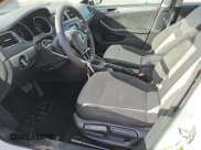 ✅ 2017 Volkswagen Jetta S • VIN: 3VW2B7AJ0HM290121 • Lot: 90040515. Wystawiony na Copart z przebiegiem 83 754 mil. Bezpłatny archiwum sprzedaży aukcyjnych z USA i szczegółowy raport historii pojazdu na DreamBid. Zdjęcie 7.