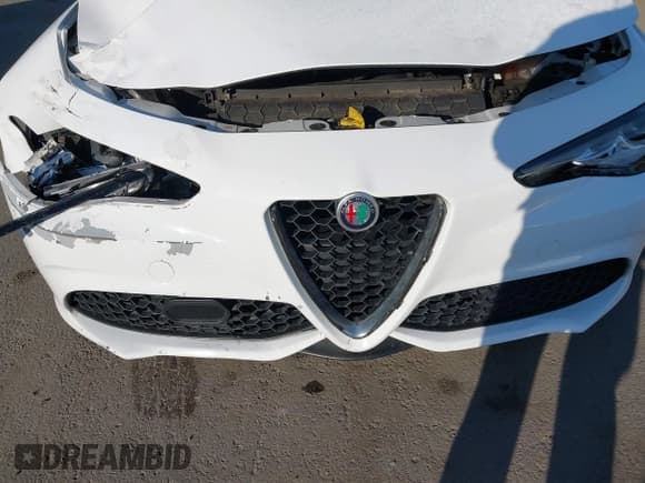 ✅ 2018 Alfa Romeo Giulia • VIN: ZARFAEBN8J7567133 • Lot: 43623720. Listed on IAAI with 70,448 mi. Free auction sales archive from the USA and detailed vehicle history report at DreamBid. Image 6.