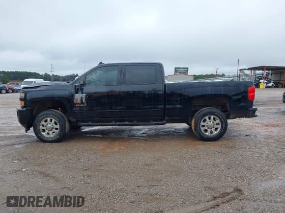 ✅ 2017 Chevrolet Silverado 2500HD LT • VIN: 1GC1KVEY9HF111035 • Lot: 41470279. Wystawiony na IAAI z przebiegiem 155 494 mil. Bezpłatny archiwum sprzedaży aukcyjnych z USA i szczegółowy raport historii pojazdu na DreamBid. Zdjęcie 14.