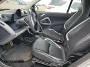 ✅ 2015 Smart fortwo Passion • VIN: WMEEK3BA4FK798010 • Lot: 65277365. Wystawiony na Copart z przebiegiem 135 963 mil. Bezpłatny archiwum sprzedaży aukcyjnych z USA i szczegółowy raport historii pojazdu na DreamBid. Zdjęcie 7.