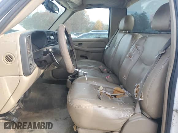 2004 Chevrolet Silverado 1500 LS z VIN 1GCEC14V04Z232513, wystawiony jako Copart lot #82531194 z przebiegiem Nie podano mil oraz Czysty tytuł • Clean title. Historia ofert i sprzedaży dostępna na DreamBid. Obrazek 7.