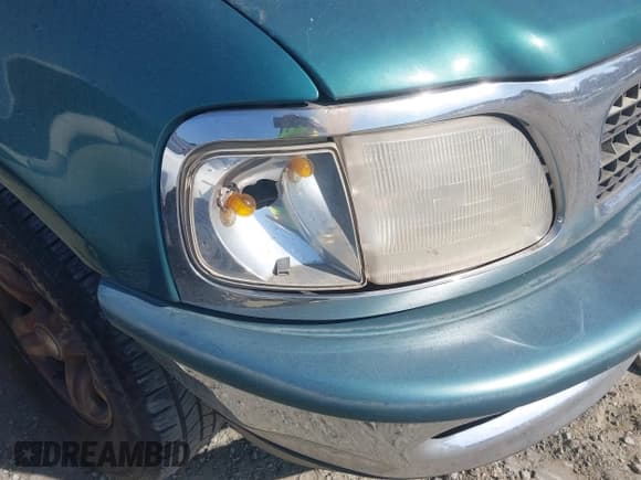 ✅ 1998 Ford Expedition XLT • VIN: 1FMRU17L2WLB58179 • Lot: 43658259. Wystawiony na IAAI z przebiegiem 198 401 mil. Bezpłatny archiwum sprzedaży aukcyjnych z USA i szczegółowy raport historii pojazdu na DreamBid. Zdjęcie 12.