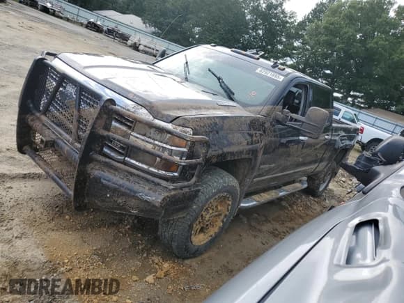 ✅ 2015 Chevrolet Silverado 2500HD LTZ • VIN: 1GC1KWE8XFF108423 • Lot: 62921895. Wystawiony na Copart z przebiegiem 270 548 mil. Bezpłatny archiwum sprzedaży aukcyjnych z USA i szczegółowy raport historii pojazdu na DreamBid. Zdjęcie 1.