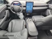 ✅ 2023 Ford Mustang Mach-E Premium • VIN: 3FMTK3SS1PMA36757 • Lot: 90669105. Wystawiony na Copart z przebiegiem 28 983 mil. Bezpłatny archiwum sprzedaży aukcyjnych z USA i szczegółowy raport historii pojazdu na DreamBid. Zdjęcie 8.