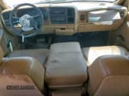 ✅ 2000 Chevrolet Suburban LS • VIN: 3GNEC16T3YG208182 • Lot: 81924095. Wystawiony na Copart z przebiegiem 126 283 mil. Bezpłatny archiwum sprzedaży aukcyjnych z USA i szczegółowy raport historii pojazdu na DreamBid. Zdjęcie 8.