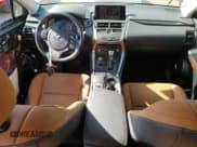 ✅ 2021 Lexus NX 300h • VIN: JTJDJRDZXM2162365 • Lot: 83952305. Wystawiony na Copart z przebiegiem 19 734 mil. Bezpłatny archiwum sprzedaży aukcyjnych z USA i szczegółowy raport historii pojazdu na DreamBid. Zdjęcie 8.