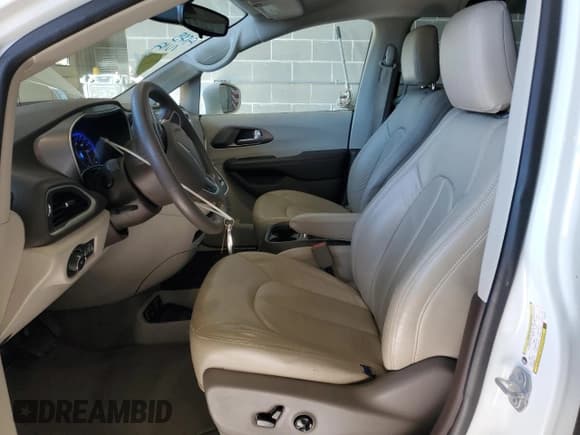 ✅ 2018 Chrysler Pacifica Touring Plus • VIN: 2C4RC1FG7JR128770 • Lot: 87197165. Wystawiony na Copart z przebiegiem 48 880 mil. Bezpłatny archiwum sprzedaży aukcyjnych z USA i szczegółowy raport historii pojazdu na DreamBid. Zdjęcie 7.