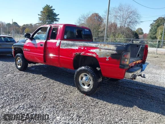 ✅ 2001 Dodge 2500 • VIN: 3B7KF23Z61G768169 • Lot: 43609427. Wystawiony na IAAI z przebiegiem 143 024 mil. Bezpłatny archiwum sprzedaży aukcyjnych z USA i szczegółowy raport historii pojazdu na DreamBid. Zdjęcie 3.