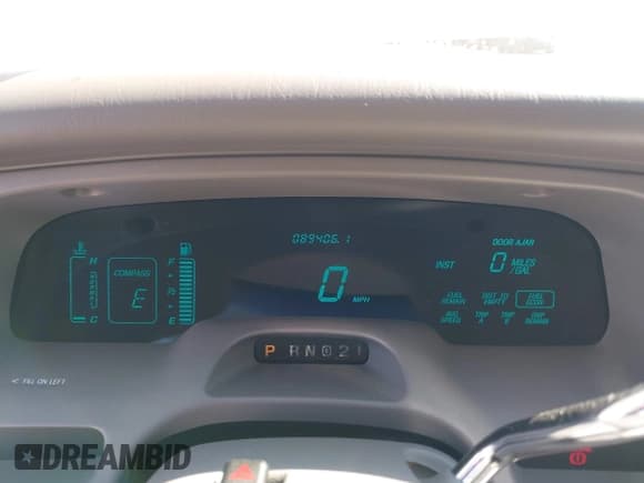 ✅ 1997 Lincoln Town Car Executive • VIN: 1LNLM81W6VY693762 • Lot: 43238174. Wystawiony na IAAI z przebiegiem 89 406 mil. Bezpłatny archiwum sprzedaży aukcyjnych z USA i szczegółowy raport historii pojazdu na DreamBid. Zdjęcie 7.